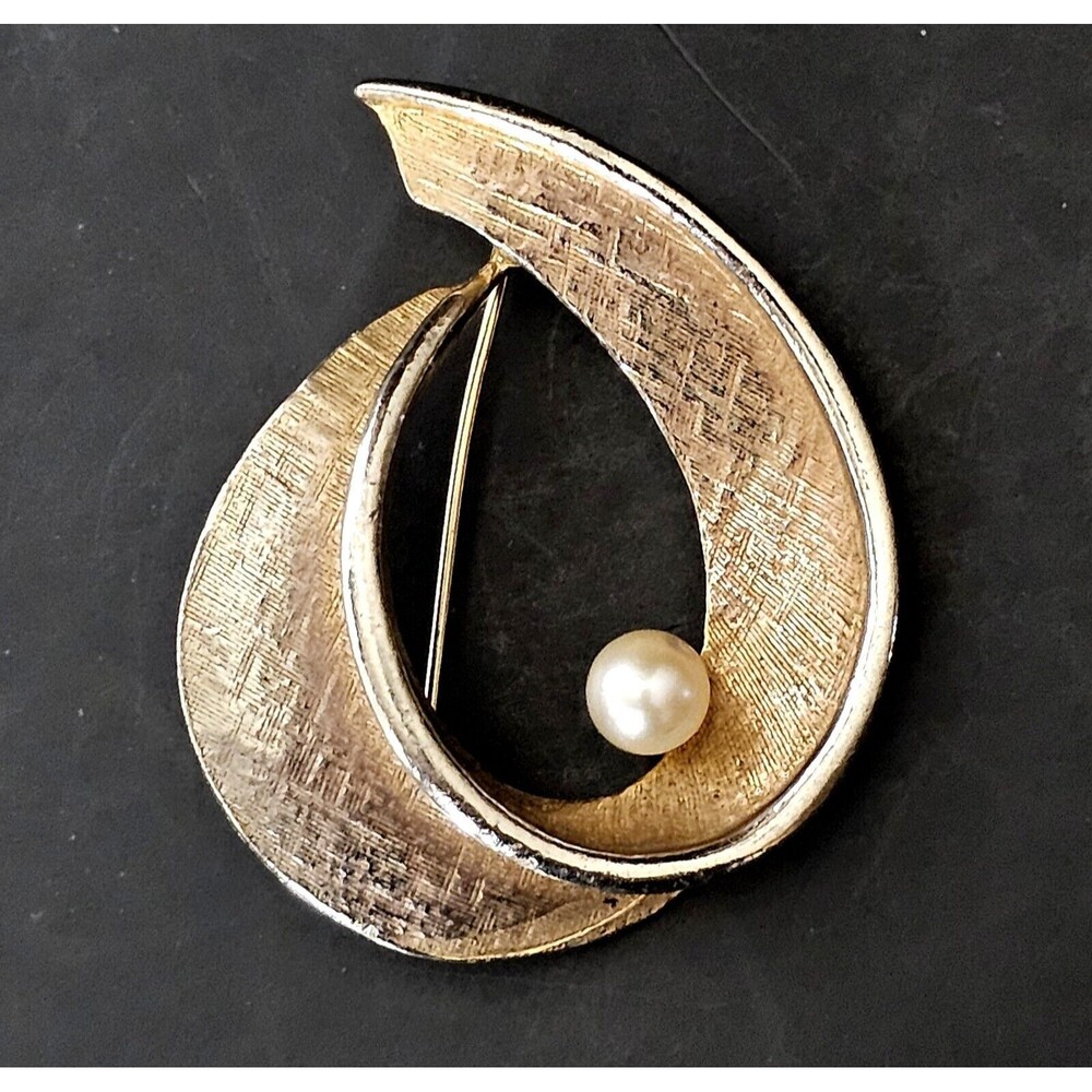 MCM Brooch Signed Capri Textured Gold Tone Assymetrical w Pearl 2.2" VTG VGC!